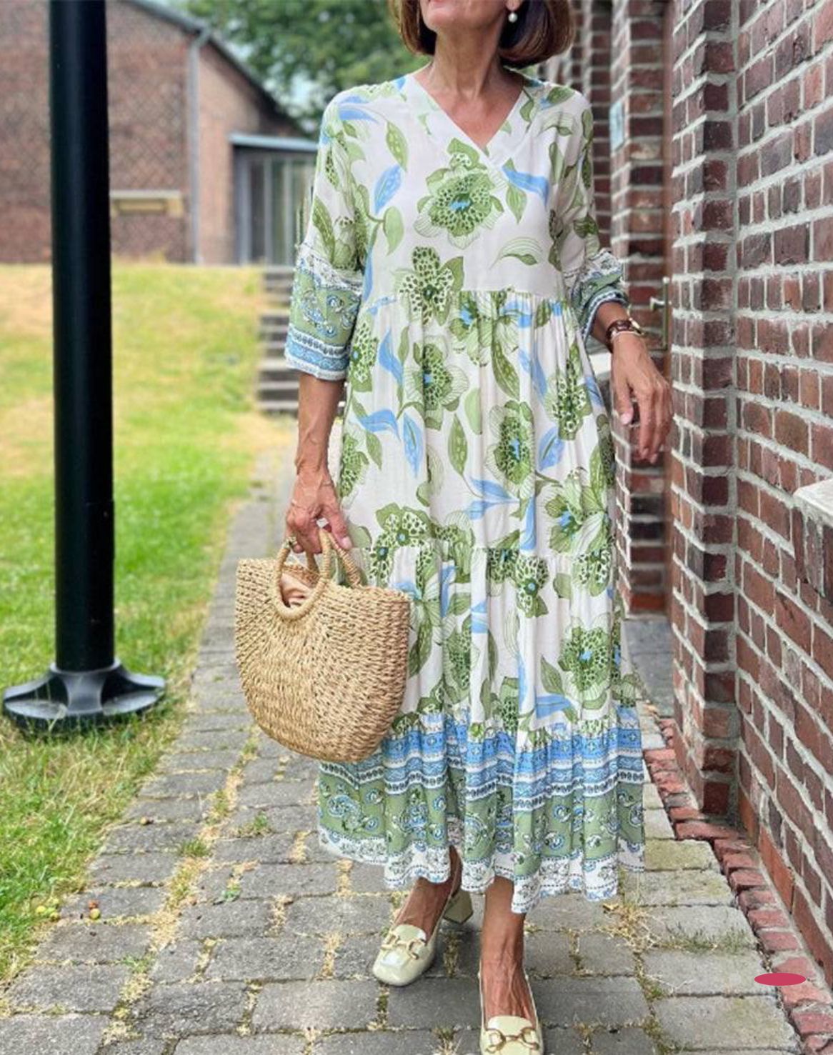 đ Long dress with modern print